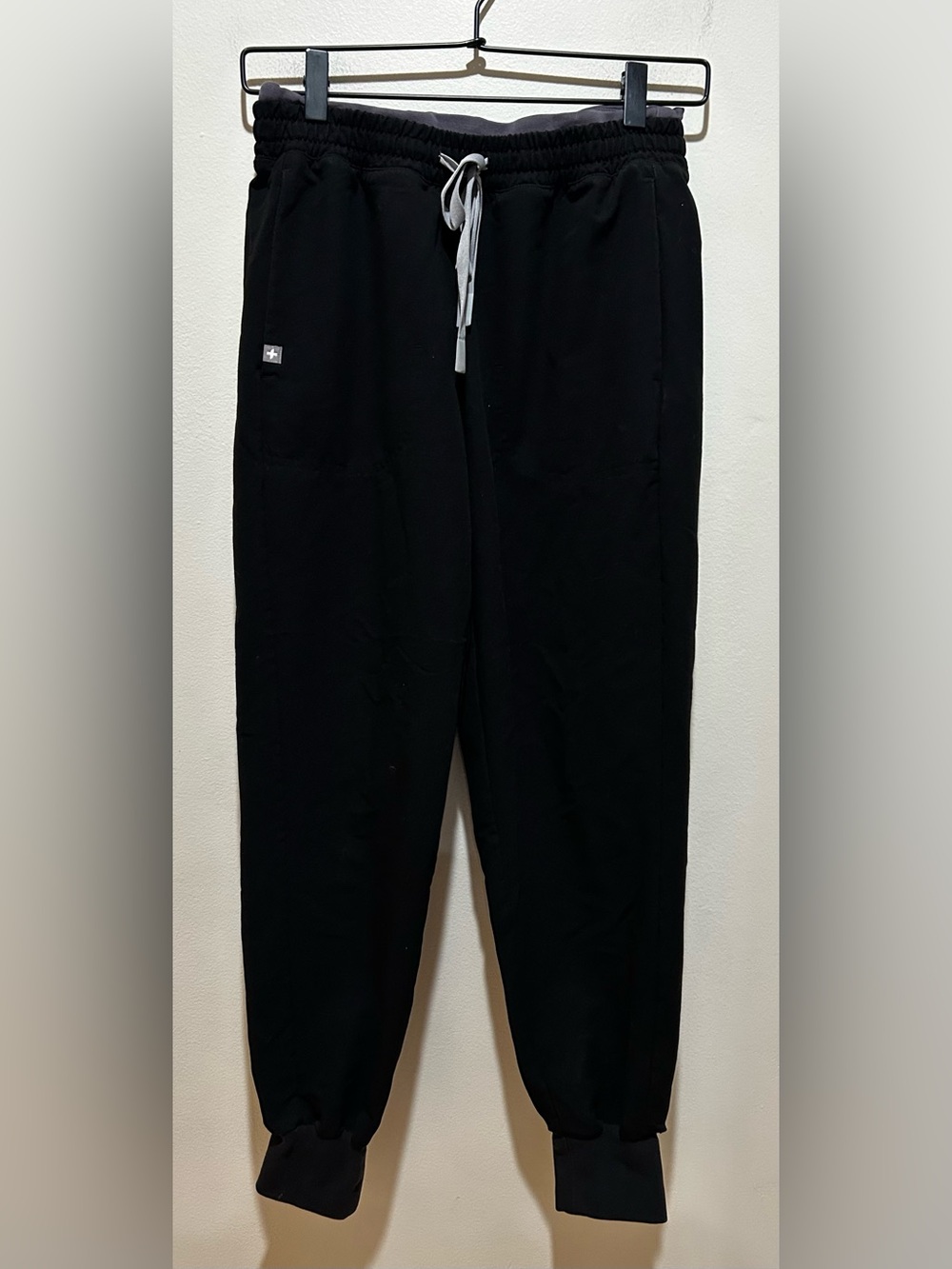 Figs Black Mari Petite Scrubs Joggers Pants w/ Grey Inner Band - Women’s Small